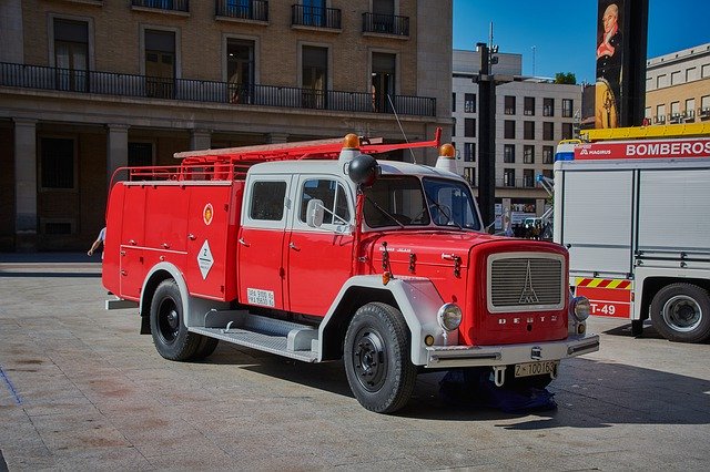 הורדה חינם Truck Fire Old Red - תמונה או תמונה בחינם לעריכה עם עורך התמונות המקוון GIMP