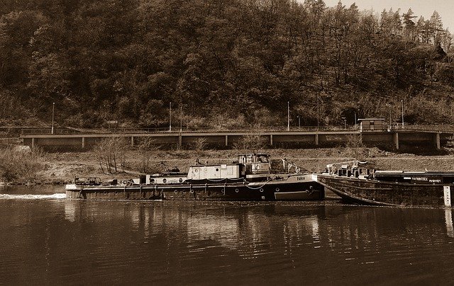 Ücretsiz indir römorkör römorkör tekne vltava gemi nehir ücretsiz resim GIMP ücretsiz çevrimiçi resim düzenleyici ile düzenlenecek