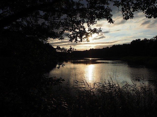 Descărcare gratuită Twilight Lake Sunset - fotografie sau imagine gratuită pentru a fi editată cu editorul de imagini online GIMP