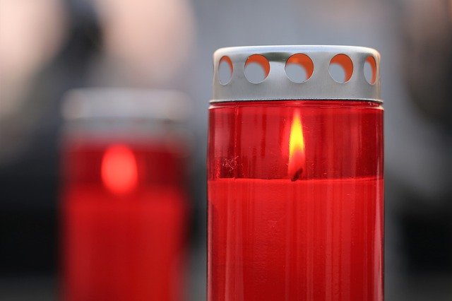 Descarga gratuita Two Red Candles Candlelight Flame - foto o imagen gratuita para editar con el editor de imágenes en línea GIMP