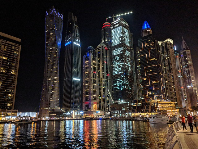 Faça o download gratuito da imagem gratuita da noite da cidade dos emirados de Dubai para ser editada com o editor de imagens on-line gratuito do GIMP