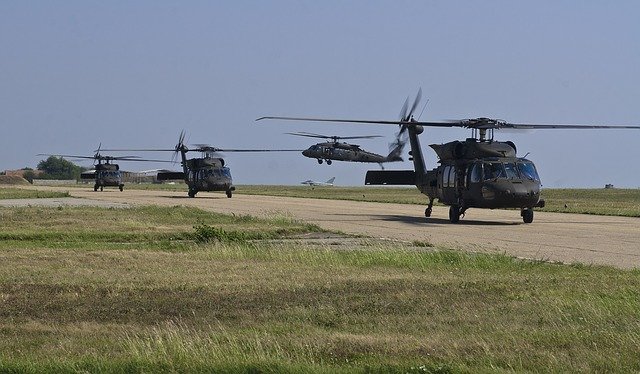 Muat turun percuma uh 60 gambar percuma penerbangan tentera blackhawks untuk diedit dengan editor imej dalam talian percuma GIMP