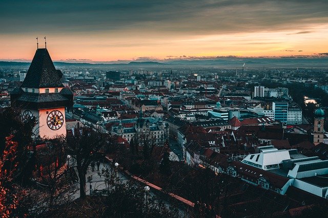 Téléchargement gratuit de l'image gratuite des bâtiments de la ville de la tour de l'horloge uhrturm à éditer avec l'éditeur d'images en ligne gratuit GIMP