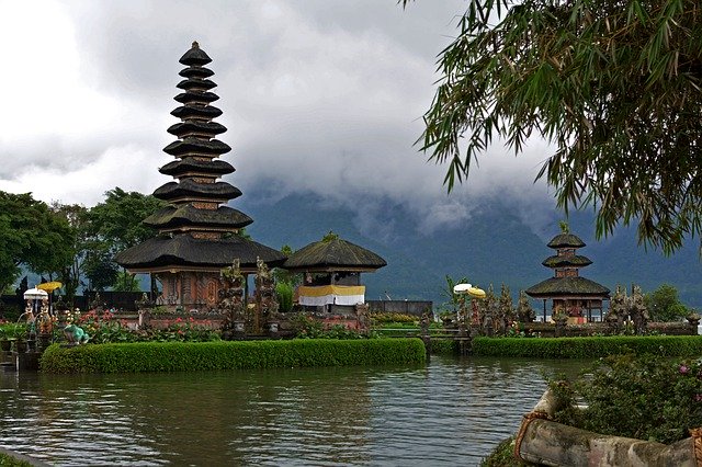 Download gratuito Ulun Danu Temple Bali - foto o immagine gratuita da modificare con l'editor di immagini online GIMP