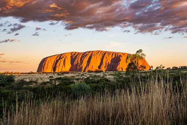 Descarga gratis la imagen gratuita del amanecer del paisaje uluru para editar con el editor de imágenes en línea gratuito GIMP