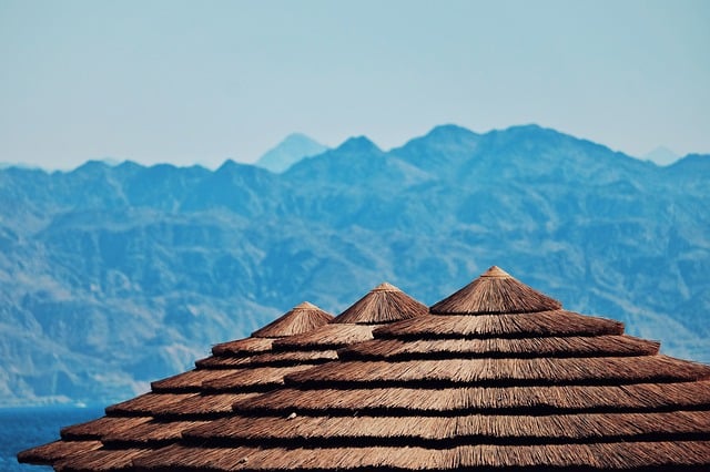 قم بتنزيل صورة مجانية لمظلة البحر والجبل المشمس مجانًا لتحريرها باستخدام محرر الصور المجاني عبر الإنترنت GIMP