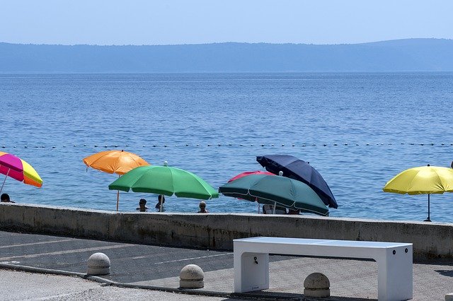 Unduh gratis Umbrellas Shadow Seaside - foto atau gambar gratis untuk diedit dengan editor gambar online GIMP