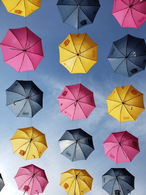Descarga gratuita Umbrellas Sky Yellow - foto o imagen gratuita para editar con el editor de imágenes en línea GIMP
