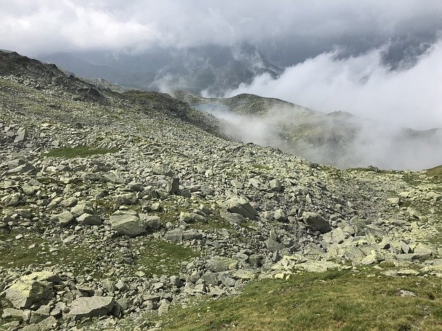 Muat turun percuma Under Suretasee Alpine Route Alps - foto atau gambar percuma untuk diedit dengan editor imej dalam talian GIMP