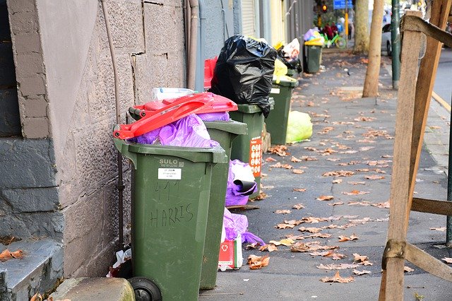 הורדה חינם Urban Trash City Garbage Sidewalk - תמונה או תמונה בחינם לעריכה עם עורך התמונות המקוון GIMP