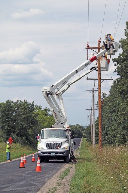 Descărcare gratuită Utility Work Line Workers Atenție - fotografie sau imagini gratuite pentru a fi editate cu editorul de imagini online GIMP