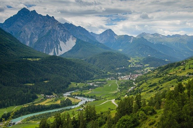 Muat turun percuma Valley Alps Village - foto atau gambar percuma untuk diedit dengan editor imej dalam talian GIMP