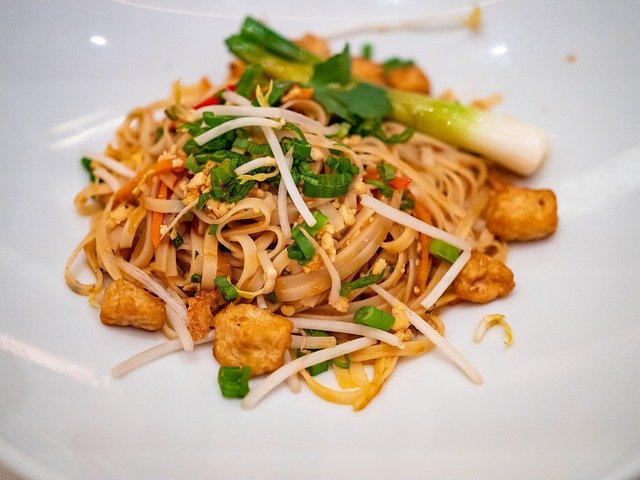 Безкоштовно завантажте Vegetarian Pad Thai Dinner – безкоштовну фотографію чи зображення для редагування за допомогою онлайн-редактора зображень GIMP