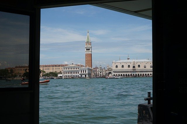 Unduh gratis Venice Canal Tower - foto atau gambar gratis untuk diedit dengan editor gambar online GIMP