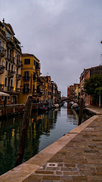 Muat turun percuma Venice Docks Italy - foto atau gambar percuma untuk diedit dengan editor imej dalam talian GIMP