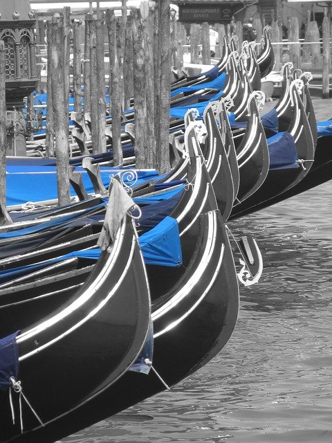 Téléchargement gratuit des gondoles de Venise en noir et blanc - photo ou image gratuite à éditer avec l'éditeur d'images en ligne GIMP