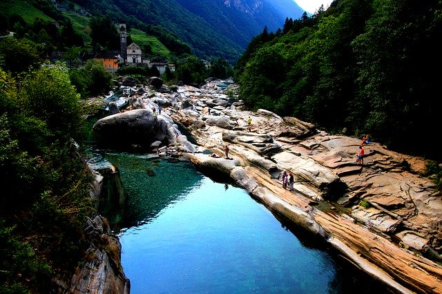 Unduh gratis Verzasca Valley Water Rock - foto atau gambar gratis untuk diedit dengan editor gambar online GIMP