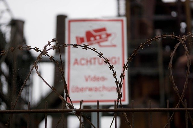 ดาวน์โหลดฟรี Video Monitoring Barbed Wire - รูปถ่ายหรือรูปภาพฟรีที่จะแก้ไขด้วยโปรแกรมแก้ไขรูปภาพออนไลน์ GIMP