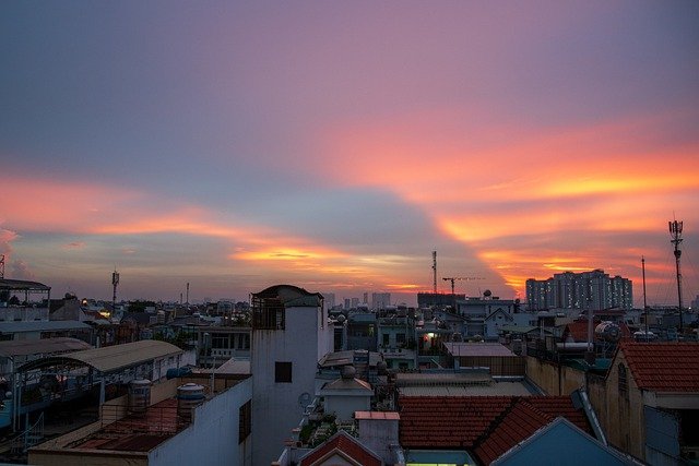 Scarica gratuitamente l'immagine gratuita del cielo colorato del tramonto della città del vietnam da modificare con l'editor di immagini online gratuito di GIMP