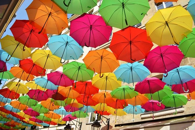 Descarga gratuita Village Royale Umbrellas Colorful - foto o imagen gratuita para editar con el editor de imágenes en línea GIMP