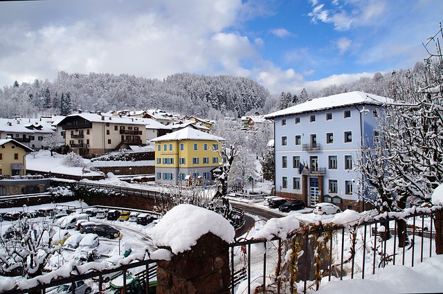 Scarica gratuitamente l'immagine gratuita degli edifici in montagna di neve del villaggio da modificare con l'editor di immagini online gratuito GIMP