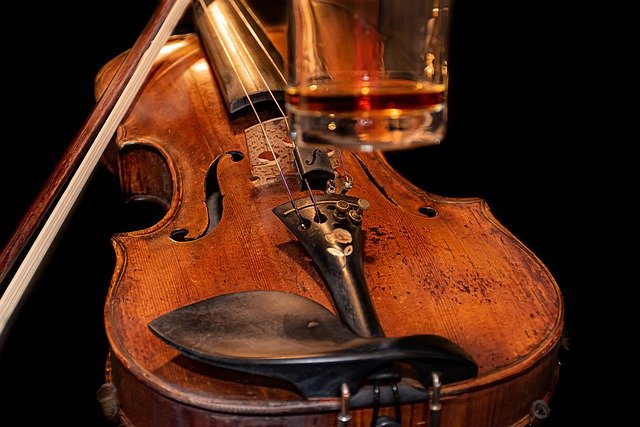 Scarica gratis l'immagine gratis del whisky marrone del whisky del violino da modificare con l'editor di immagini online gratuito di GIMP