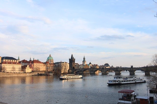 Bezpłatne pobieranie Vltava Ship Prague - bezpłatne zdjęcie lub obraz do edycji za pomocą internetowego edytora obrazów GIMP