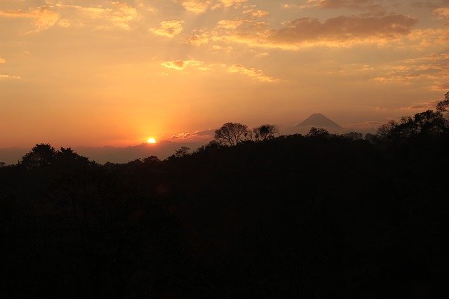 Descarga gratuita Volcano Sunset Guatemala - foto o imagen gratuita para editar con el editor de imágenes en línea GIMP