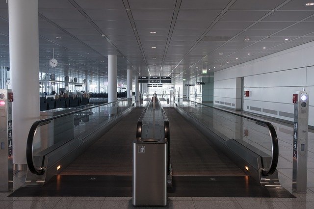 تنزيل Walkway Airport Handrails مجانًا - صورة مجانية أو صورة يتم تحريرها باستخدام محرر الصور عبر الإنترنت GIMP