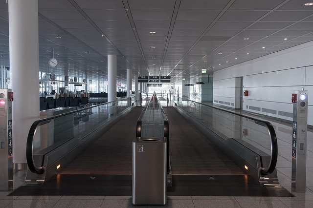 Ücretsiz indir Walkway Airport Handrails - GIMP çevrimiçi resim düzenleyici ile düzenlenecek ücretsiz fotoğraf veya resim