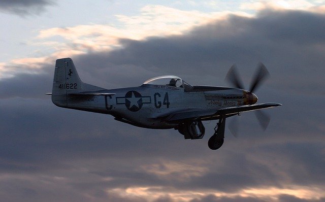 Скачать бесплатно Warbird Propeller Fighter Aircraft - бесплатно фото или картинку для редактирования с помощью онлайн-редактора изображений GIMP