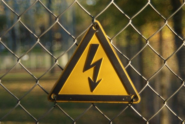 Безкоштовно завантажити Warnschild High Voltage Danger Of - безкоштовне фото або зображення для редагування за допомогою онлайн-редактора зображень GIMP