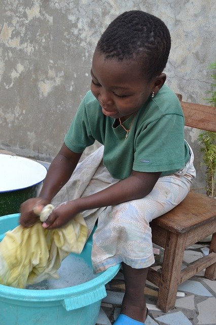 무료 다운로드 Wash Child Laundry - 무료 사진 또는 GIMP 온라인 이미지 편집기로 편집할 사진