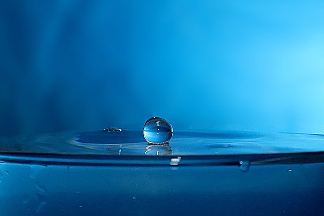 Descarga gratuita Water Drop Blue: foto o imagen gratuita para editar con el editor de imágenes en línea GIMP