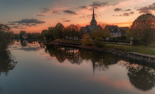 Scarica gratuitamente l'immagine gratuita della città del paesaggio del tramonto dell'acqua da modificare con l'editor di immagini online gratuito GIMP