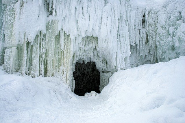 Téléchargement gratuit Waterfall A Frozen Cold - photo ou image gratuite à modifier avec l'éditeur d'images en ligne GIMP