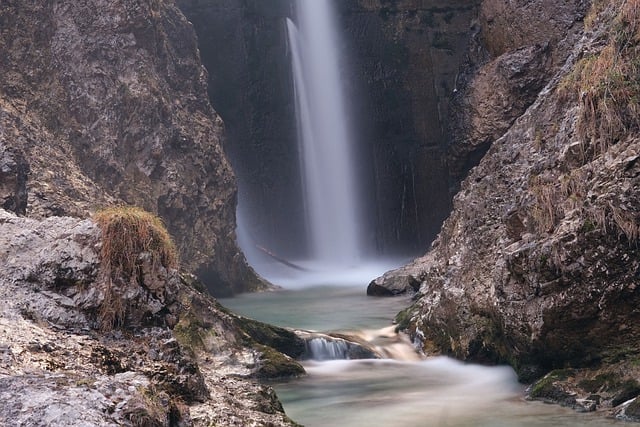 Baixe gratuitamente a imagem gratuita da paisagem da natureza do canyon da cachoeira para ser editada com o editor de imagens on-line gratuito do GIMP