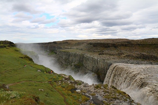 Bezpłatne pobieranie Waterfall Gigantic Large - bezpłatne zdjęcie lub obraz do edycji za pomocą internetowego edytora obrazów GIMP