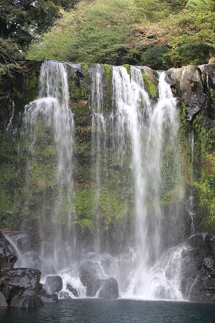 Download gratuito Waterfall River Scenery - foto o immagine gratuita da modificare con l'editor di immagini online di GIMP