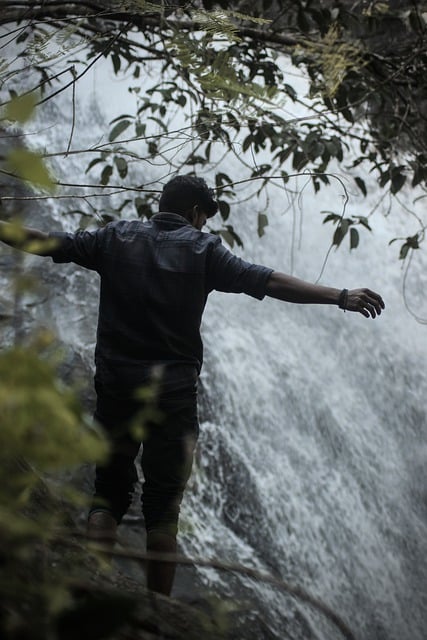 Descărcare gratuită cascade river man natura Kerala imagine gratuită pentru a fi editată cu editorul de imagini online gratuit GIMP