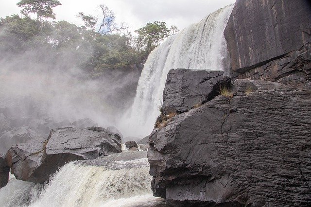 Bezpłatne pobieranie Waterfall Stream Chishimba - bezpłatne zdjęcie lub obraz do edycji za pomocą internetowego edytora obrazów GIMP