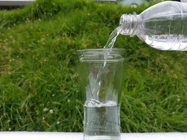 Muat turun percuma Water Glass Of Bottle - foto atau gambar percuma untuk diedit dengan editor imej dalam talian GIMP