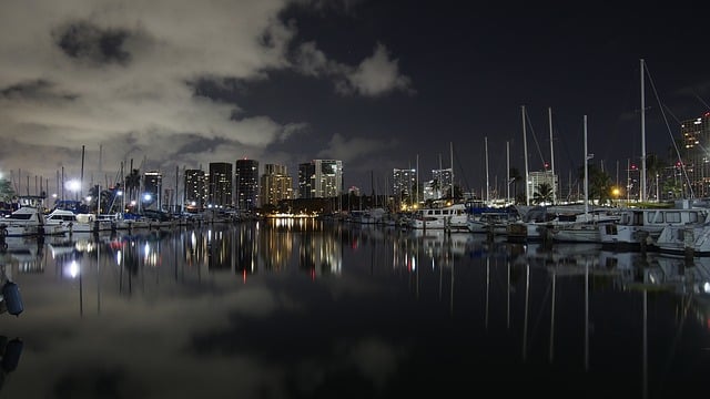 Scarica gratuitamente l'immagine gratuita del riflesso del porto notturno dell'acqua da modificare con l'editor di immagini online gratuito GIMP