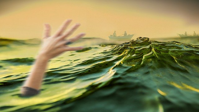 Unduh gratis Water Sinking The Hand - foto atau gambar gratis untuk diedit dengan editor gambar online GIMP