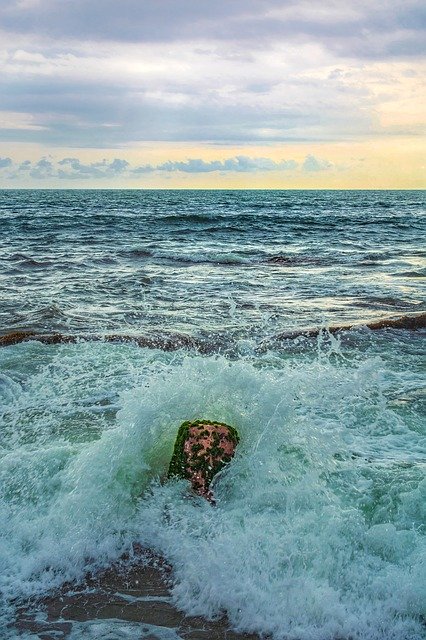 Muat turun percuma Water Splash Flow Drop Of - foto atau gambar percuma untuk diedit dengan editor imej dalam talian GIMP