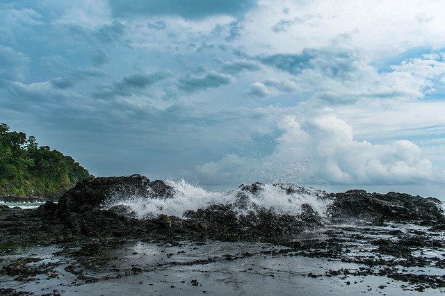 Descărcare gratuită Waves Beach Rocks - fotografie sau imagini gratuite pentru a fi editate cu editorul de imagini online GIMP