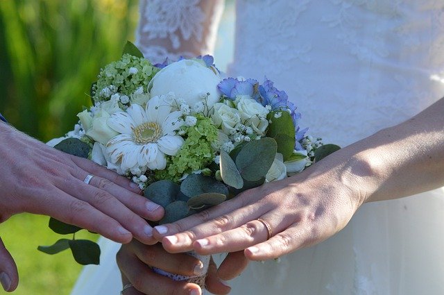 ดาวน์โหลดฟรี Wedding Alliance Hands - รูปถ่ายหรือรูปภาพฟรีที่จะแก้ไขด้วยโปรแกรมแก้ไขรูปภาพออนไลน์ GIMP
