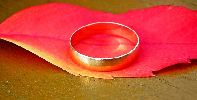 Бесплатно скачать обручальное кольцо с золотым листом - бесплатное фото или изображение для редактирования с помощью онлайн-редактора изображений GIMP