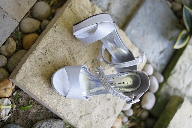 Download gratuito Wedding Shoe Lady: foto o immagine gratuita da modificare con l'editor di immagini online GIMP