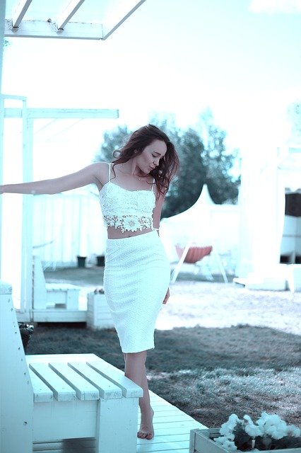 Descarga gratis la imagen gratuita de moda de mujer joven con falda blanca para editar con el editor de imágenes en línea gratuito GIMP